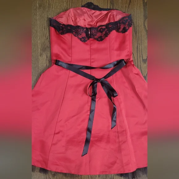 Beautiful Strapless red dress with black belt - Picture 2 of 11